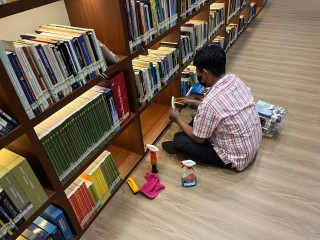 pembersihan rak dan koleksi perpustakaan